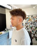 短めアップバングのツイストスパイラルパーマ　フェード