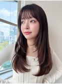 ブラウンベージュの透明感カラーと流し前髪のロングレイヤー