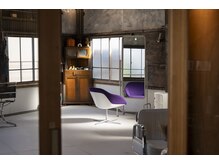 チョップ チョップ チョップ(chop chop chop)の雰囲気（一脚一脚選び抜いた椅子、その日の気分で決めていただくのも一興）