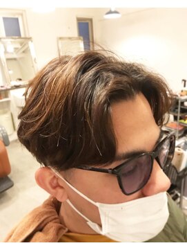 オレンチメンズヘアー(ORENCHI MEN'S HAIR) ワンカールパーマセンターパート低めローフェード落ち着き　O7