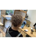 ツーブロカーリーでカッコイイ女性