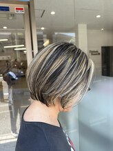 ソルチュナ 衣笠(SOLTUNA) 地毛とハイライトでブレンドした白髪ぼかしハイライトショート