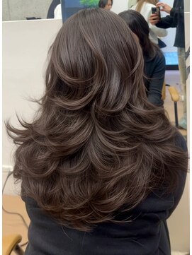 ヌエン 渋谷(NU/EN) 重めミディアムバタフライレイヤー/チルココアブラウン