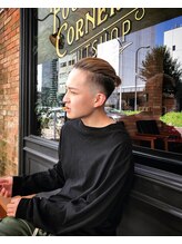 フォーコーナーズ(Four Corners) Fade × ManBun【マンバンヘアー×フェードカット】《刈り上げ》