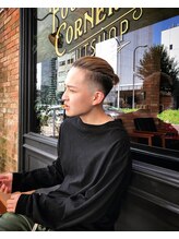 フォーコーナーズ(Four Corners) Fade × ManBun【マンバンヘアー×フェードカット】《刈り上げ》