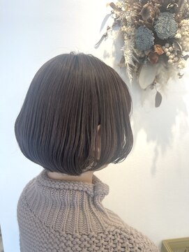 ミト(mito) 明るい白髪染め×レイヤーボブ