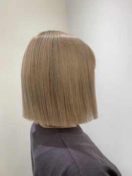 リリアーナ(LILIANA) 池袋　ぷっつんボブ　ハイトーン　ベージュカラー