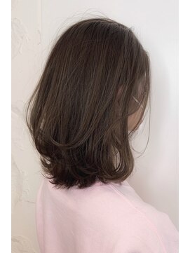 ニューカマー バイ ヘッドライト シブヤ(NEW COMER by HEADLIGHT shibuya) グレージュ×くびれレイヤーミディアム