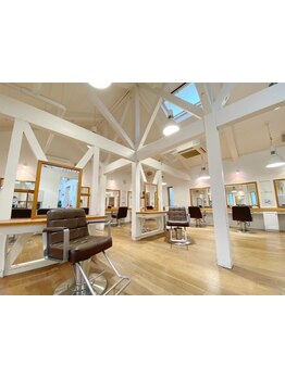 木の温もり感じる優しい空間で日々の喧騒を忘れてリラックス＿。貴方の理想のスタイルを手に入れませんか？