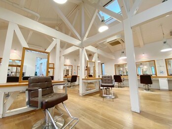 リンダ Lindaの写真/木の温もり感じる優しい空間で日々の喧騒を忘れてリラックス_。貴方の理想のスタイルを手に入れませんか?