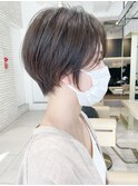 大人可愛い前髪長めセンターパートマニッシュショートボブ