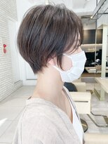 大人可愛い前髪長めセンターパートマニッシュショートボブ