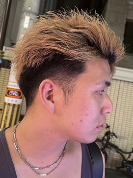 イーラ(era) 波打ちリバースアップバングハイトーンカラー短髪