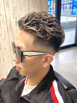 ヨシザワインク バンダイ(YOSHIZAWA Inc. BANDAI) メンズパーマメンズハイライト茶金極道パーマフェードカット新潟