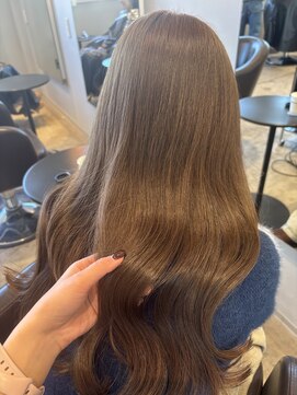 ケリーアン 太田(kelly.un) オリーブベージュ / ベージュカラー / やわらかくみえるカラー