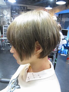 トリックストア(TRICK STORE) 前下がりショートカット　ライトベージュブラウン