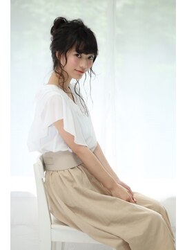 アース 高崎店(HAIR & MAKE EARTH) ウェットな質感とゆるさを出したお団子アレンジ【高崎】