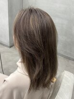 レヴィア(REVIA)&nbsp;レイヤーカットハイライトブリーチ髪質改善