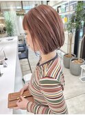 大人ハイライトピンクベージュ前下がりボブ