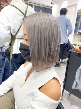 リラ バイ ミラ 新宿(LILA by MILA) ホワイトブロンド/シルバーアッシュ/ミニボブ/ハイトーングレ