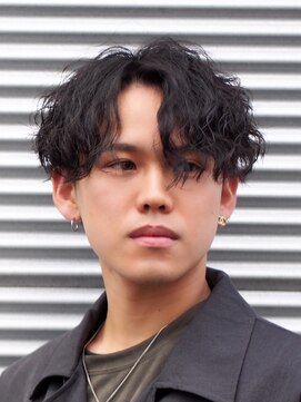 サン(3) ツイストスパイラル 前下がりセンター パートツーブロック 黒髪