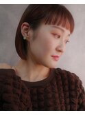 オン眉ワイドバングのタイトボブ