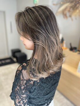 アヴァンス 京橋店(AVANCE) ベージュ系バレイヤージュ × ワンカール外ハネ仕上げ