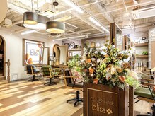 カバーヘア ブリス 北浦和(COVER HAIR bliss)の雰囲気（席と席の間隔をゆったりと保ち、広々とした開放的な店内[北浦和]）