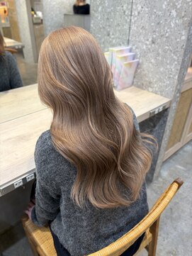 サンク 原宿 表参道(cinq) ミルクティーグレージュ顔まわりレイヤーボブヘーゼルグレージュ