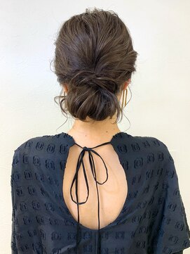 アム(amu) 低めシニヨンアレンジ/お呼ばれヘアセット/お呼ばれヘアアレンジ