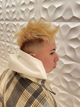 銀座マツナガ 浅草店 金髪/短髪フェード/ハイトーンカラー/アップバングスタイル