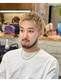 ブロンドカラー　メンズショートアップバングスタイル