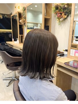 シオン(sion) 切りっぱなしボブ/外ハネボブ/グレージュ/20代/30代/40代/50代