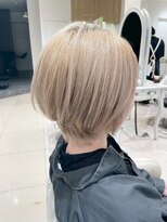 キャパ(CAPA)&nbsp;20代ブリーチカラーショートボブ