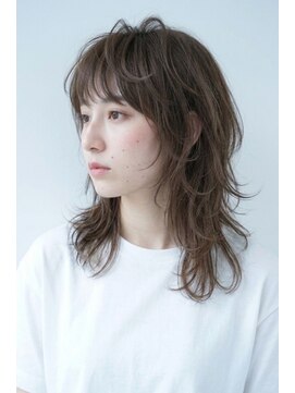 エマ(emma) なんか今っぽい、その秘密は“抜け感ウルフ”ハイレイヤーウルフ