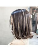 コントラストハイライト×ミディアムボブ