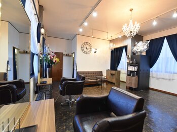 フィノヘアルーム(FINO Hair Room)の写真/広々とした店内♪アンティークな雰囲気で、ヴィンテージ感のある落ち着いた空間が心地よいサロン◇