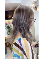オリビアヘアー(OLIVIA HAIR) 透明感と立体感を叶えるシルバーグレージュ