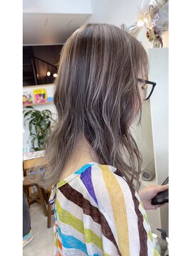 オリビアヘアー(OLIVIA HAIR) 透明感と立体感を叶えるシルバーグレージュ