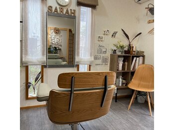 ビサラ(美.Sarah)の写真/【客席1席のみ】アロマ香る山の中の隠れ家サロン♪ベテランスタイリストがマンツーマンで丁寧な施術を提供