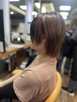 リッツファミリーズ ニコ本原店(RIT FAMILY Z) ウルフレイヤーと顔周りのローライトで個性派ショート