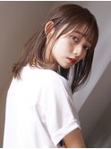 タイトストレートミディ×ナチュラルグレージュ
