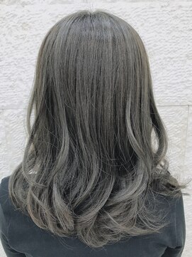 ティンク 天神(Tink) アッシュ系カラー（明るさレベル11）