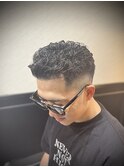 スキンフェードオールバック無造作パーマスタイル　七三　田町