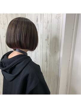 アンダーバーホワイト 南海難波店(_WHITE) 前下がりボブ