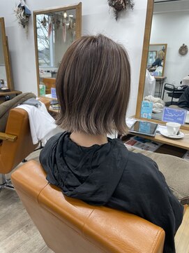 ルチナ 秦野(Lucina) 切りっぱなしボブ/白髪ぼかしハイライト