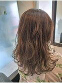 クセを生かしてゆるやか巻き髪スタイル