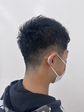 レオ 幸手(Leo) ツーブロック刈り上げスキンフェードカットアッシュブラック