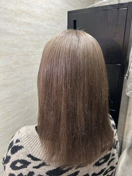 エルバイラビス 大宮(elu by lovis) 【SYUYA】ミルクティーグレージュ/ブリーチ2回/ベージュカラー