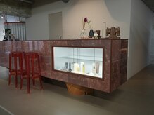 クレン(CLENN)の雰囲気（CLENNのカウンター。商品など旬なものをディスプレイしています）